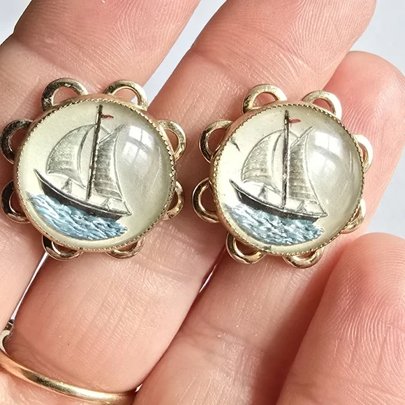 Vintage sail boat earrings screwback reverse carved painted bubble sailboat - Picture 11 of 13